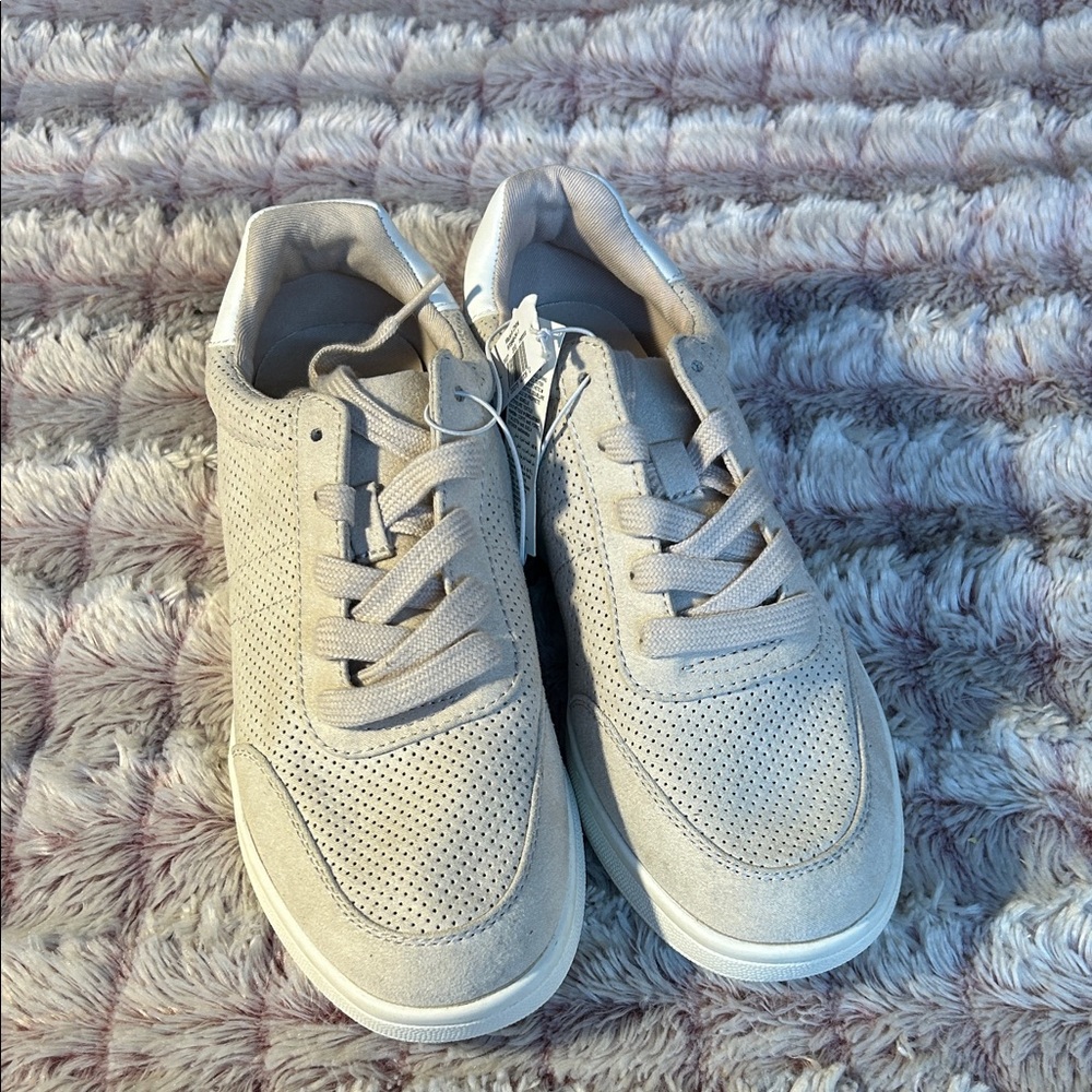 Old Navy women beige sneakers size 7